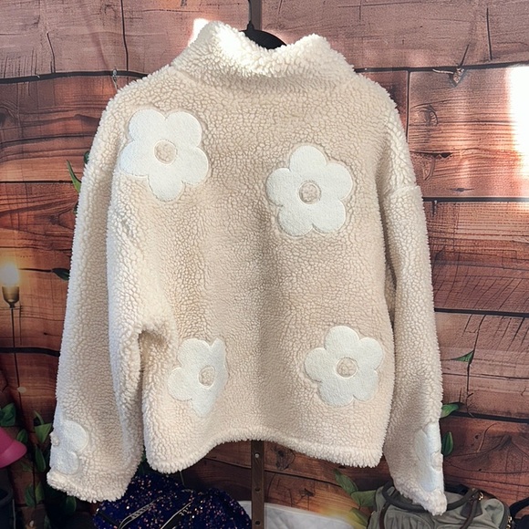 Cozy Cream and White Teddy Jacket with Heart Design - Picture 4 of 6